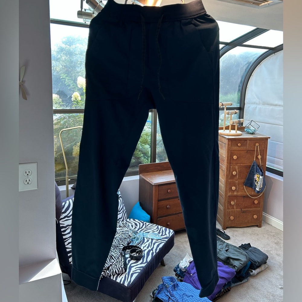 Navy blue men’s Lulu joggers